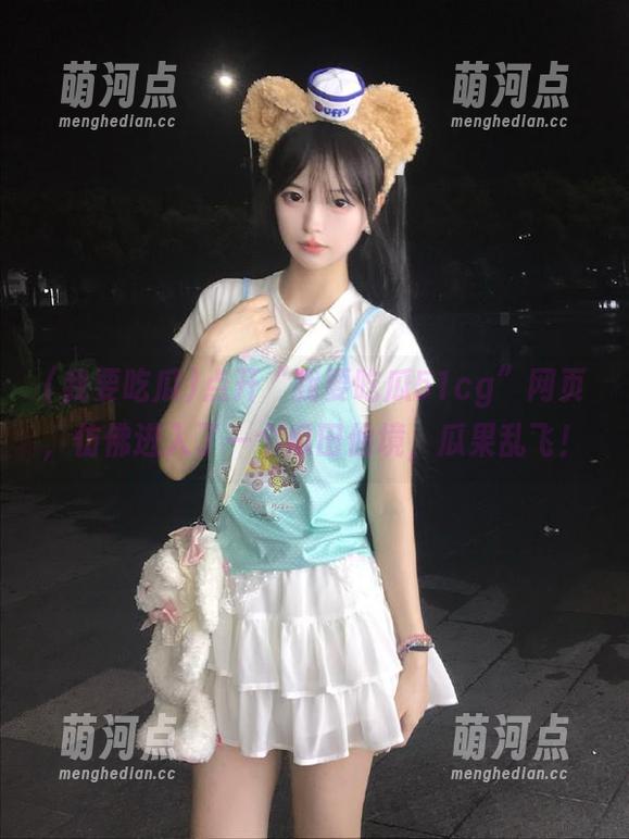 我要吃瓜 点开“我要吃瓜51cg”网页,仿佛进入了一个瓜田仙境,瓜果乱飞!
