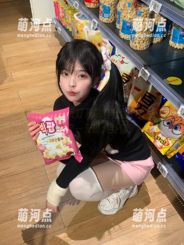 网页打开黑料社区，在线认真思考这一天的八卦量！